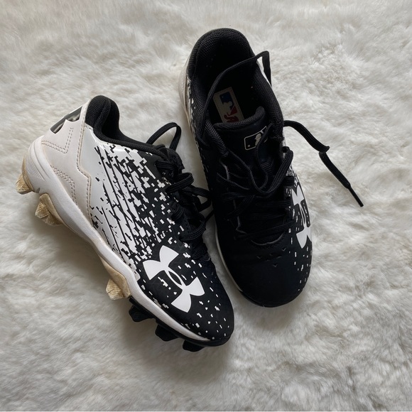 Under Armour baseball cleats - Picture 1 of 6